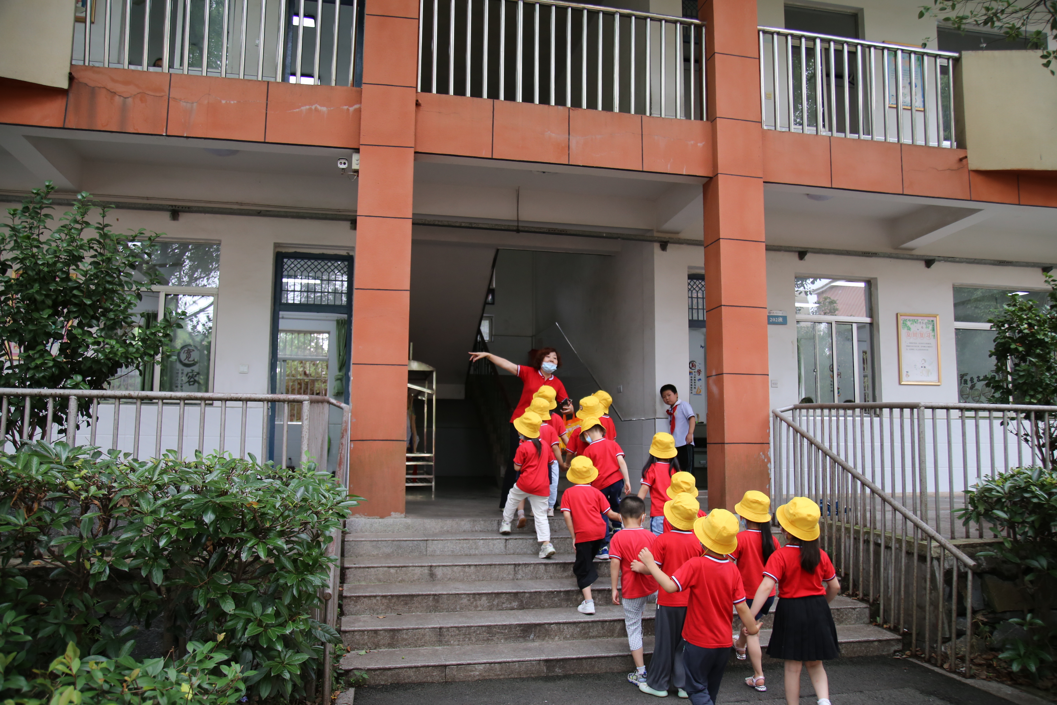 幼儿园孩子进东方红小学 体验小学生活