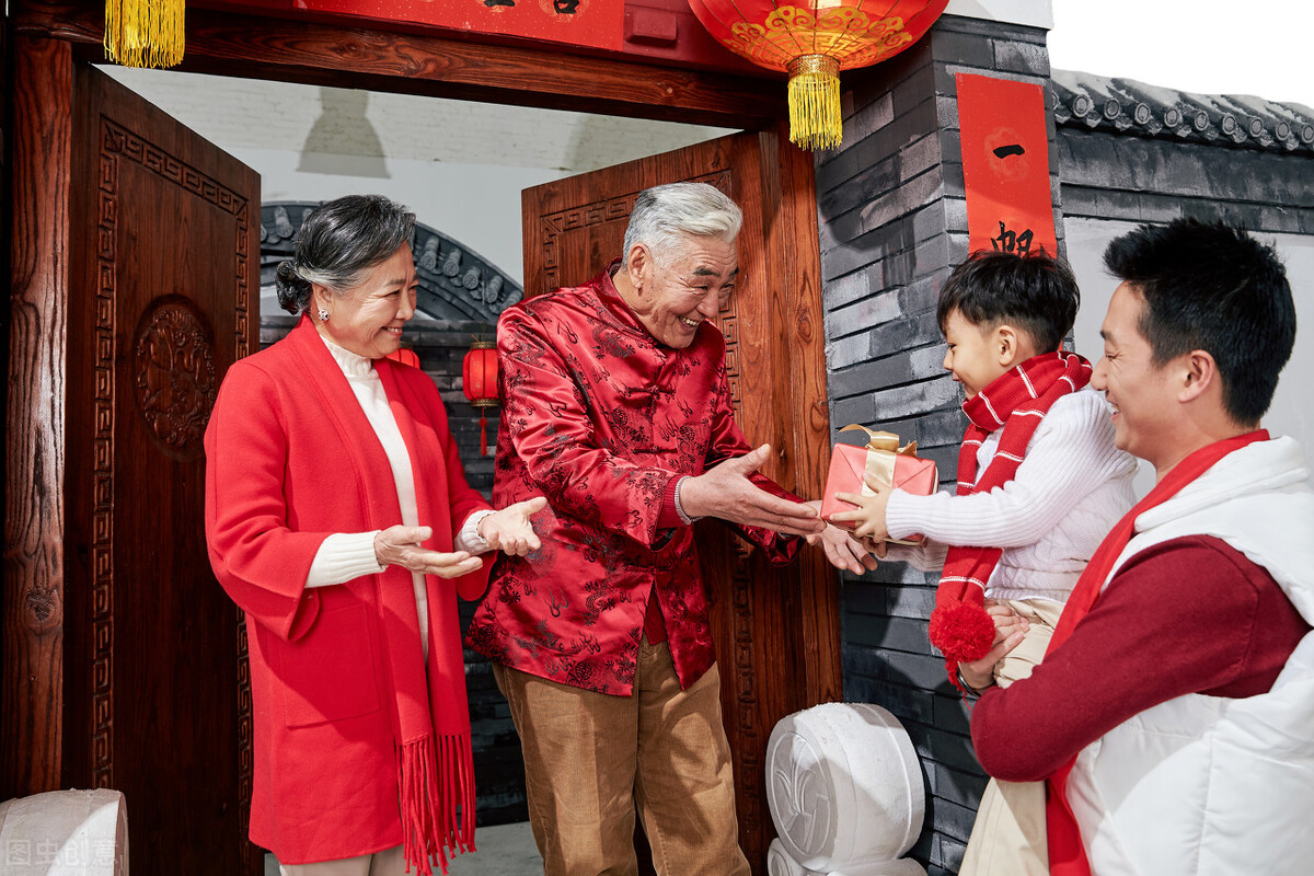 过年是中国人最重视的传统节日,除了一家人在一起吃年夜饭和守岁以外