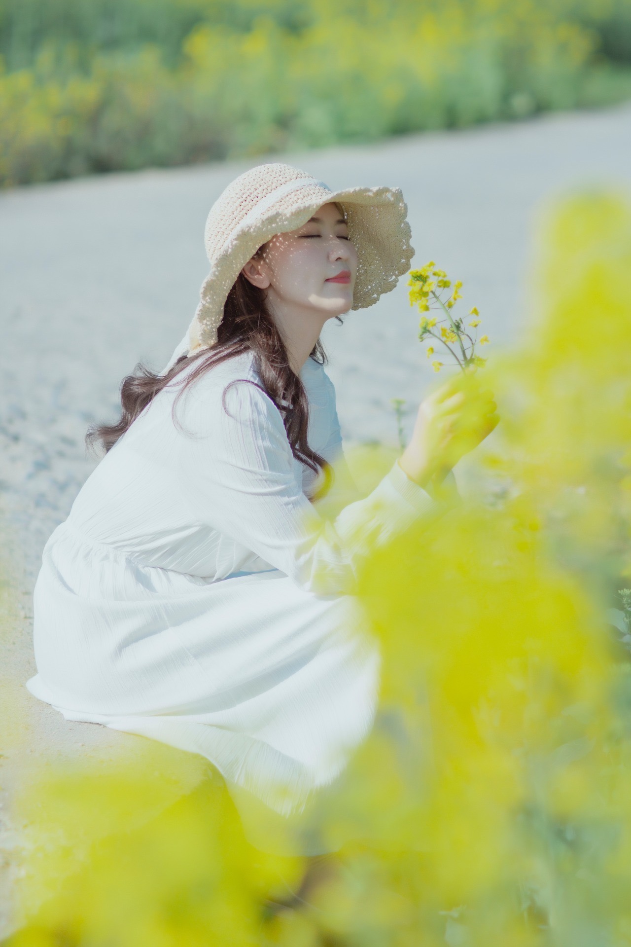 闻花香是拍摄花海人像的必备姿势,不论是在长势较高还是较低的花海中