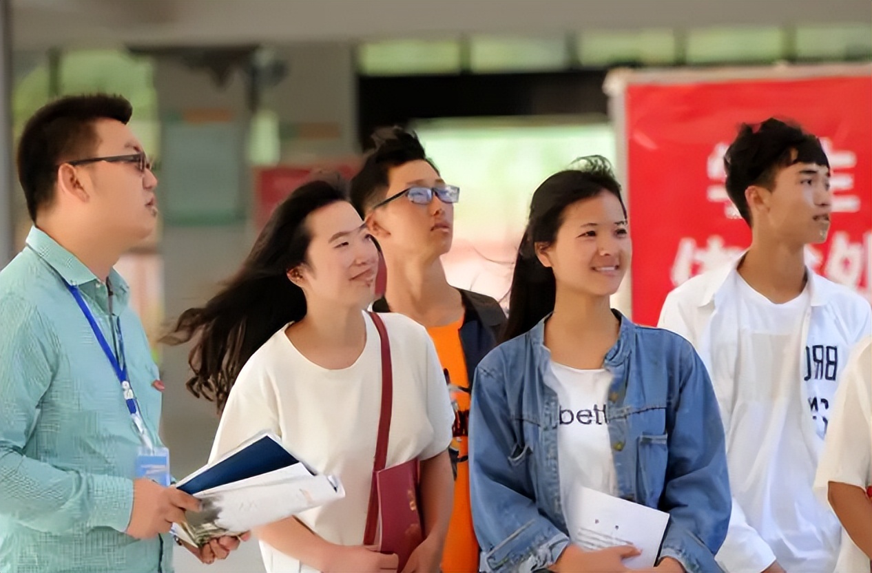 为啥上大学后，学生除了要生活费很少主动联系父母？心酸却是常态