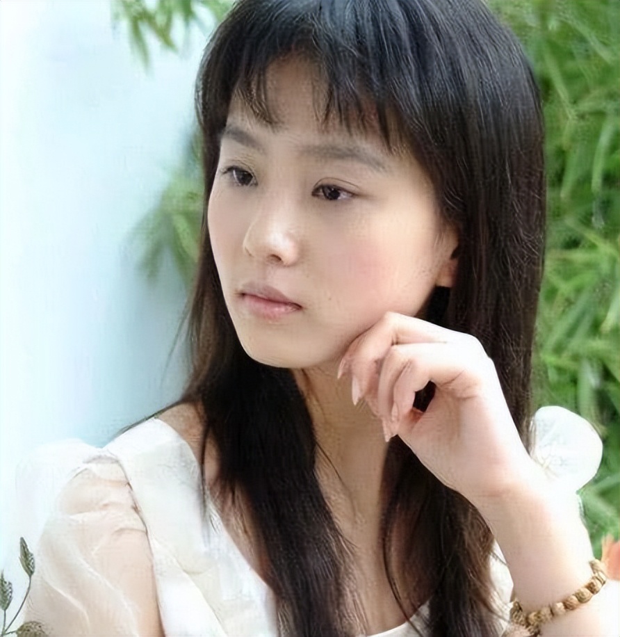 女明星十几岁的“少女之美”，干净清淡、浑然天成，我出不去了