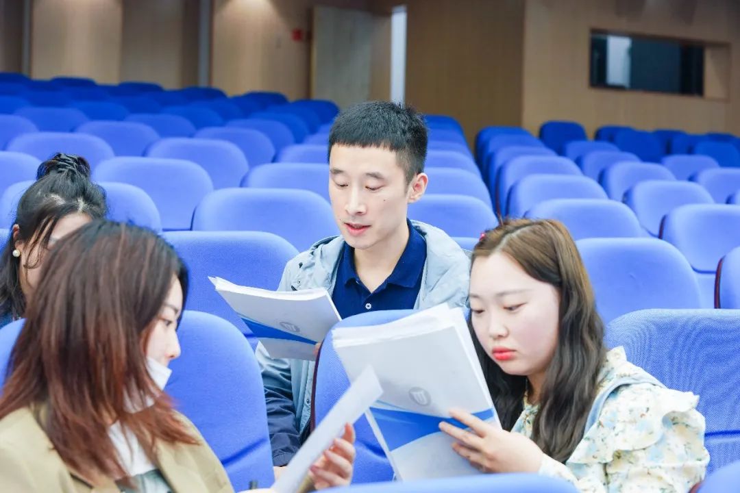 陈锋校长及音乐教研组教师参与区名师夏加强工作室课例研讨活动