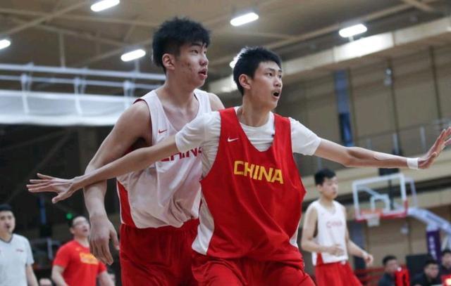 李楠儿子cba哪个队(身高2米13，体重却只有88公斤！19岁，李楠之子的CBA表现如何？)