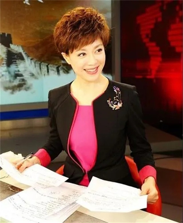 48岁央视主持李文静，戴假发10多年，与老公一直坚持成为丁克一族