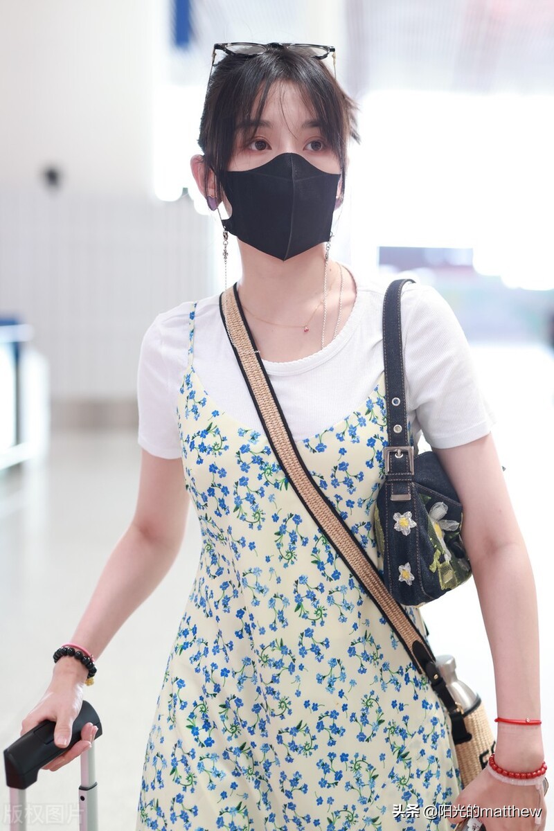 街拍：宋祖儿一袭吊带长裙清新亮丽，墨镜卡在头上俏皮可爱