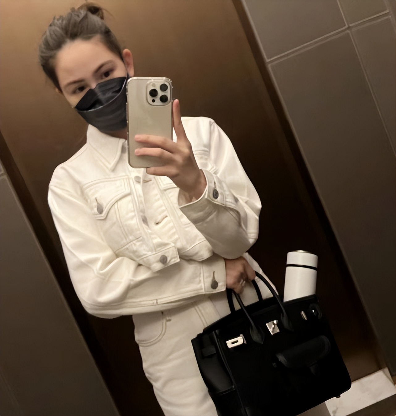 周杰伦真享天伦之乐！儿女在旁边真温馨，昆凌三胎后穿搭风格大变