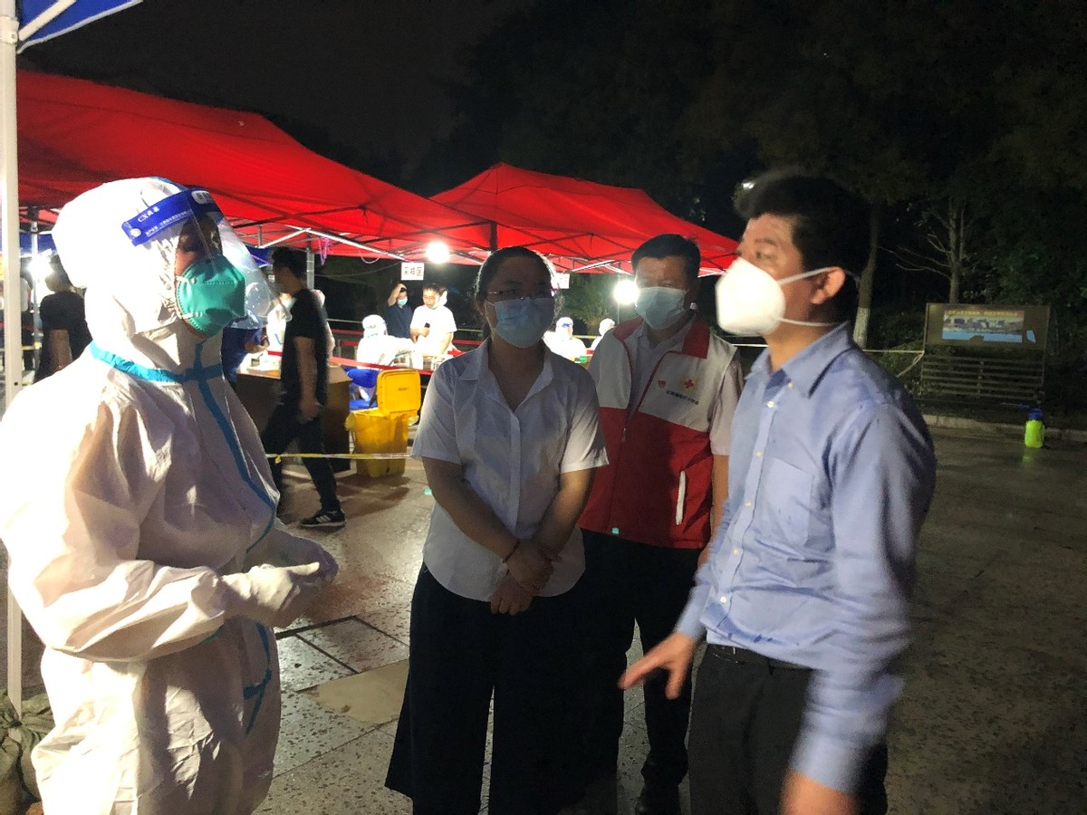 江西省人民医院红谷滩核酸采样队有序展开工作