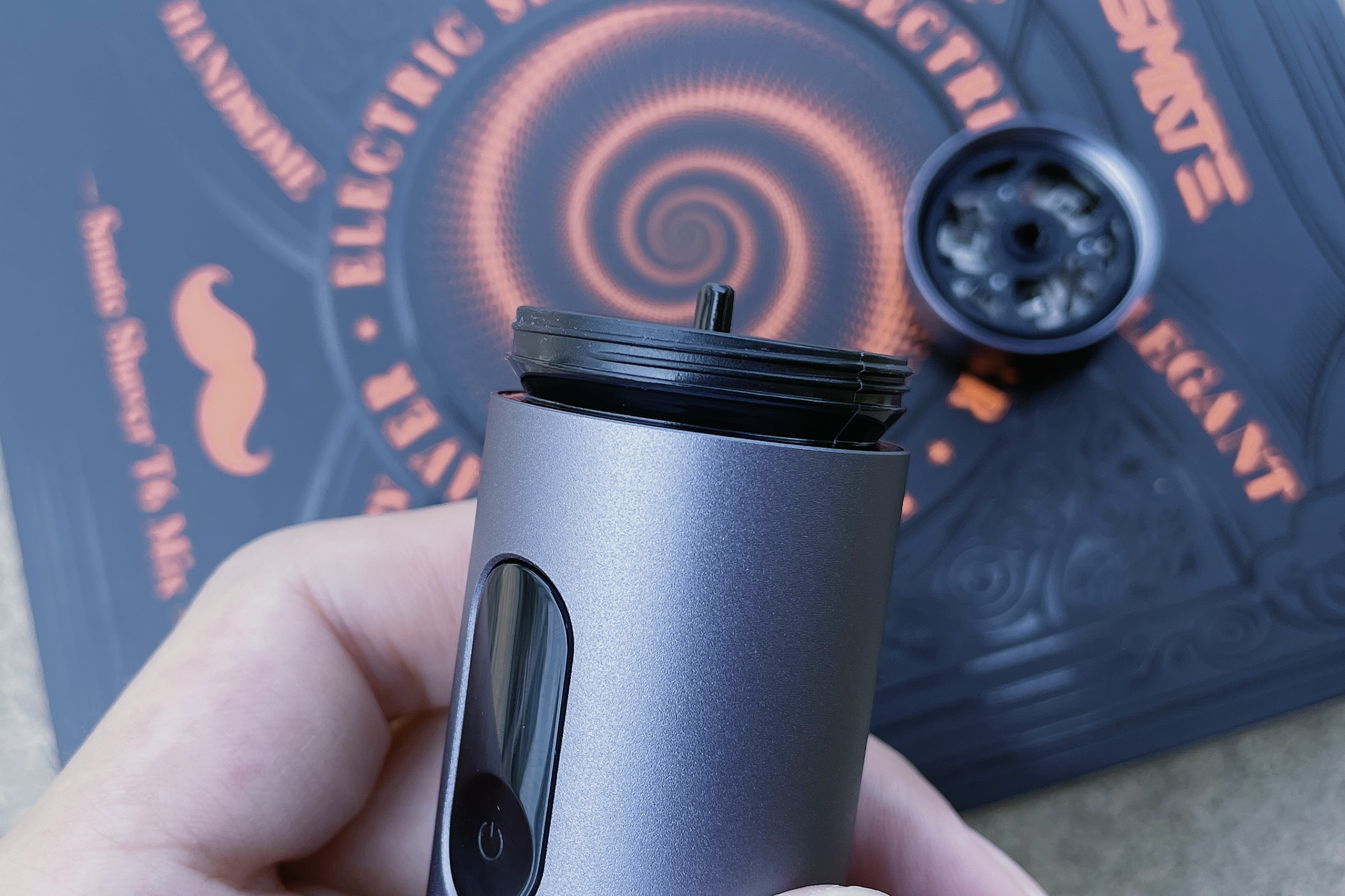 剃须刀都这么卷了？须眉T6M智能+闪充，功能四合一