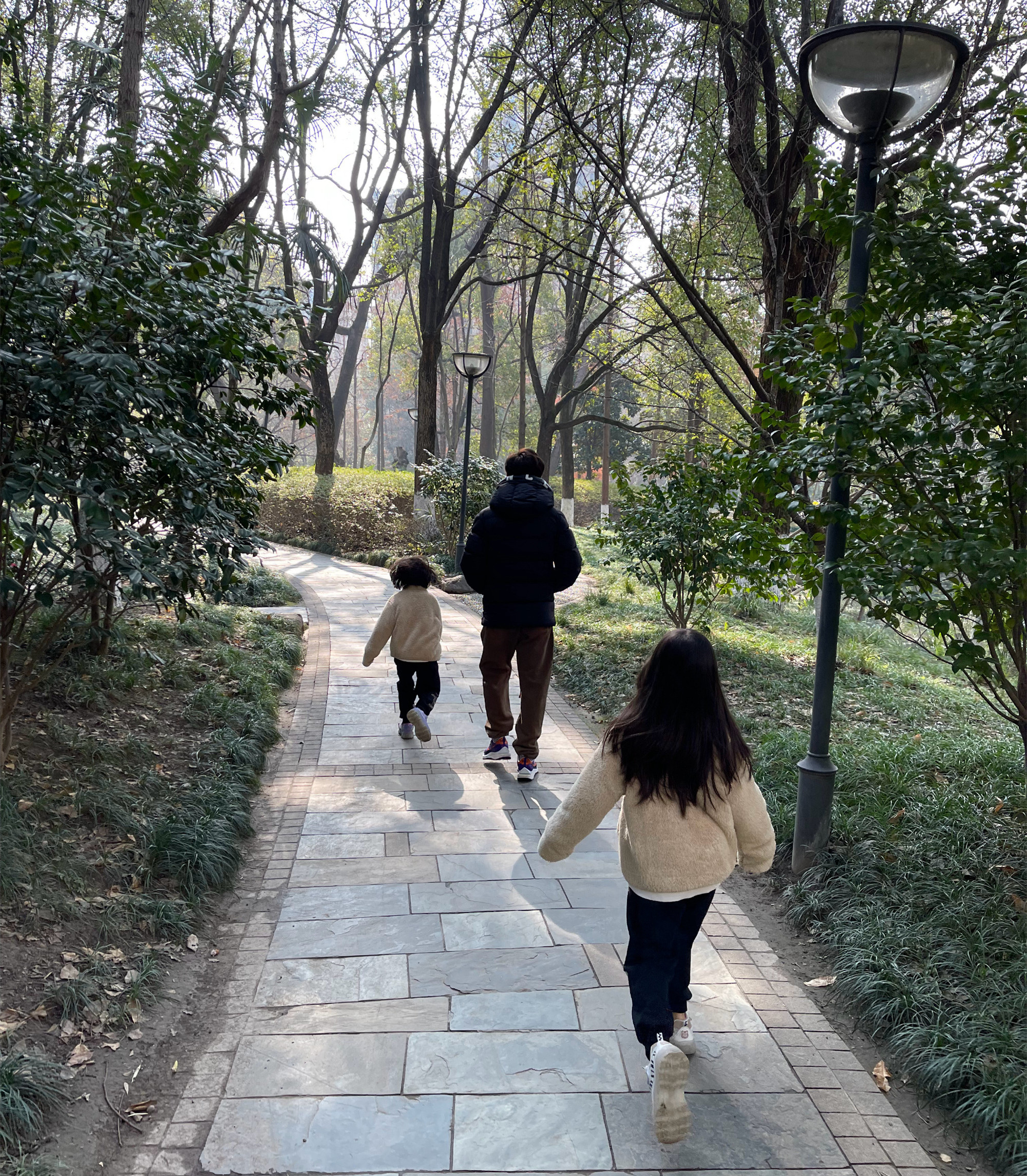 嫁内地导演8年！39岁女星终于带着俩女儿移居内地，新家环境宜人