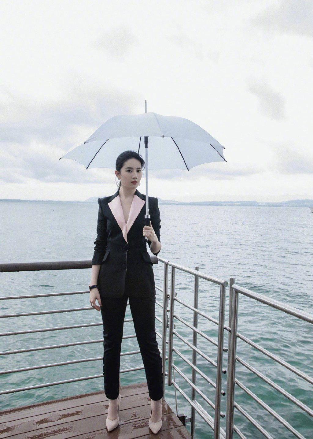 刘亦菲：酷美西装，国色天香