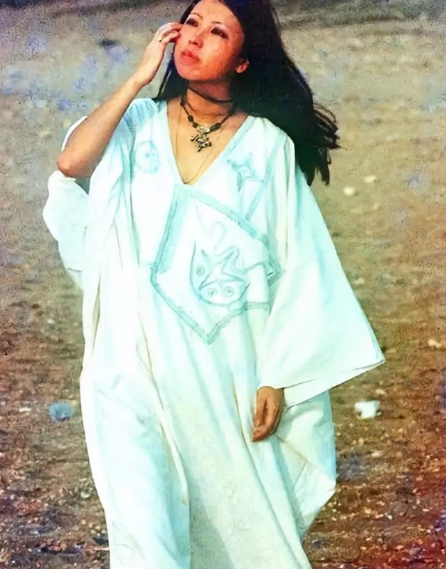 三毛与荷西,真如她笔下所描述的那般甜蜜?邻居:她一厢情愿罢了