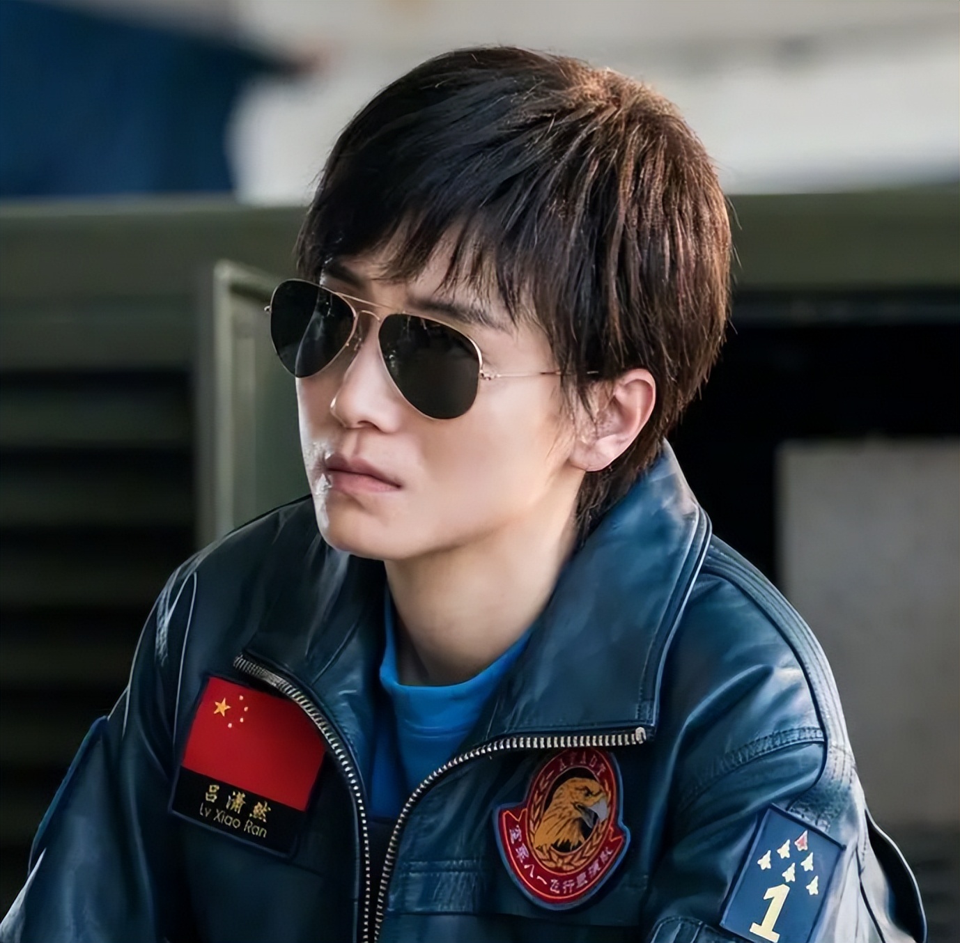 全员零片酬，黄渤无替身爬22米旗杆，《我和我的祖国》幕后故事