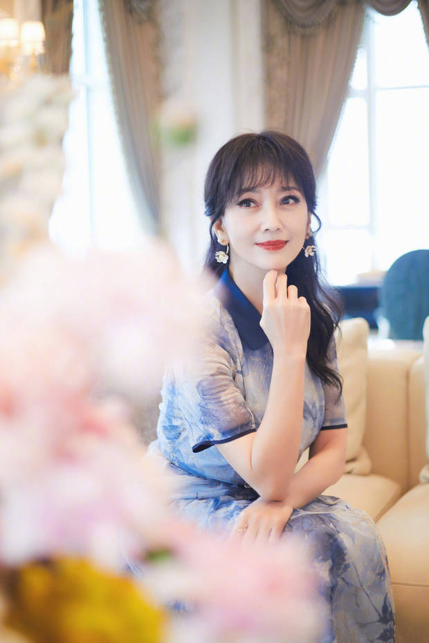 68岁赵雅芝穿蓝裙气质优雅 肌肤紧致状态不输少女