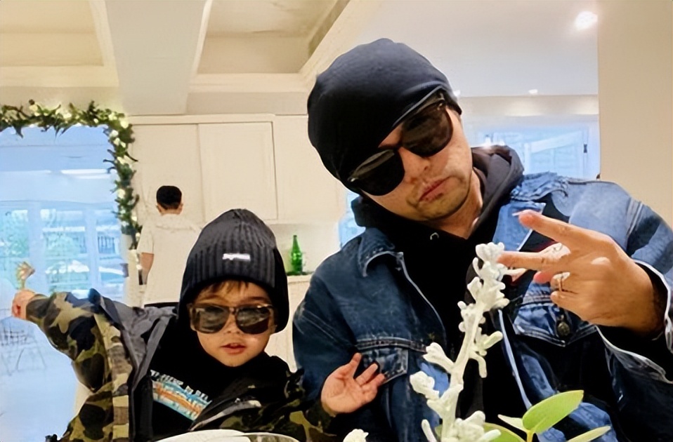 周杰伦出行被跟车，善意提醒对方后表态：哥不太喜欢人家跟车