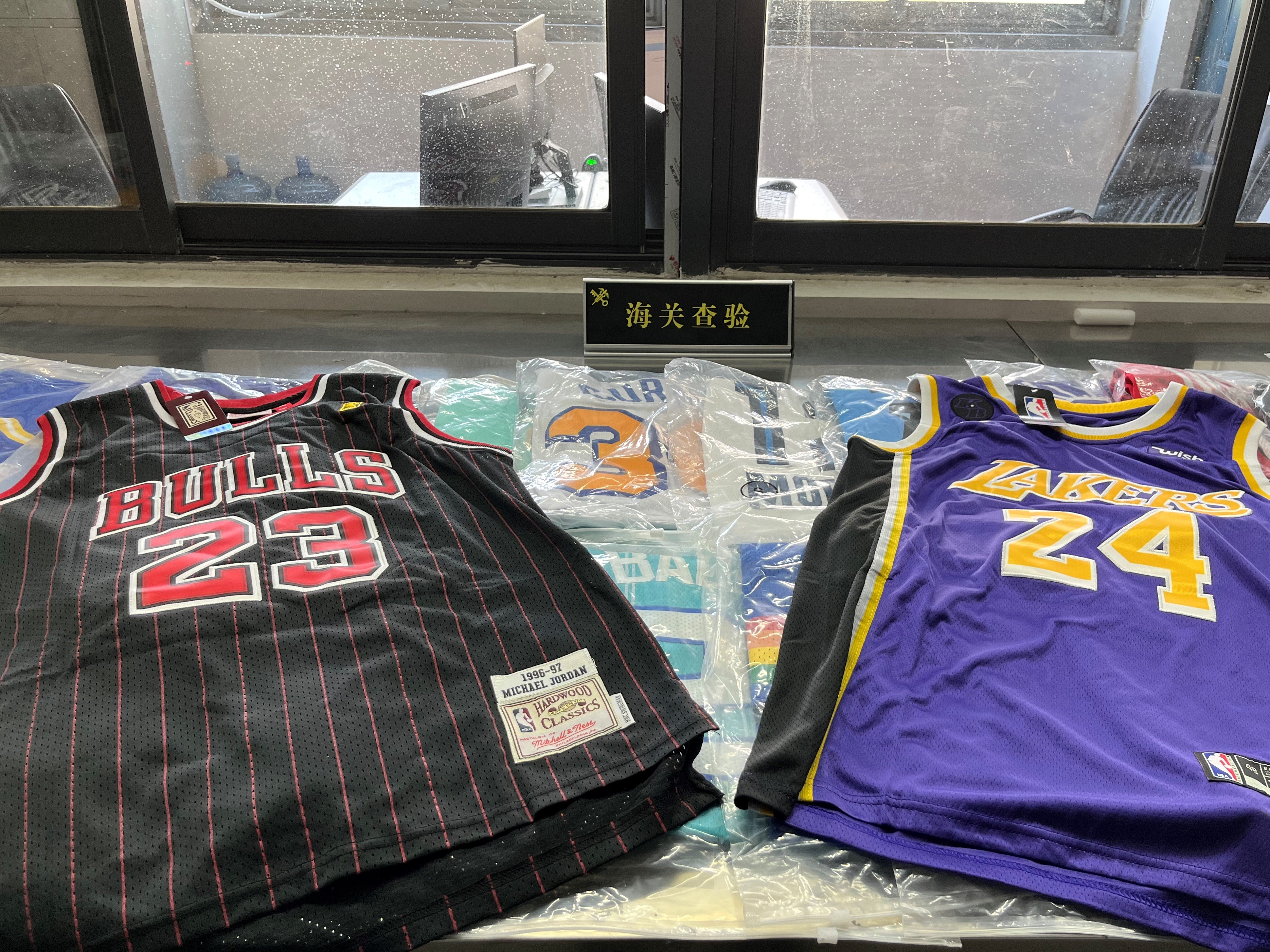 nba衣服南京有哪些门店(这些“冰墩墩”“NBA球衣”侵权了！苏州海关持续开展“龙腾行动2022”)