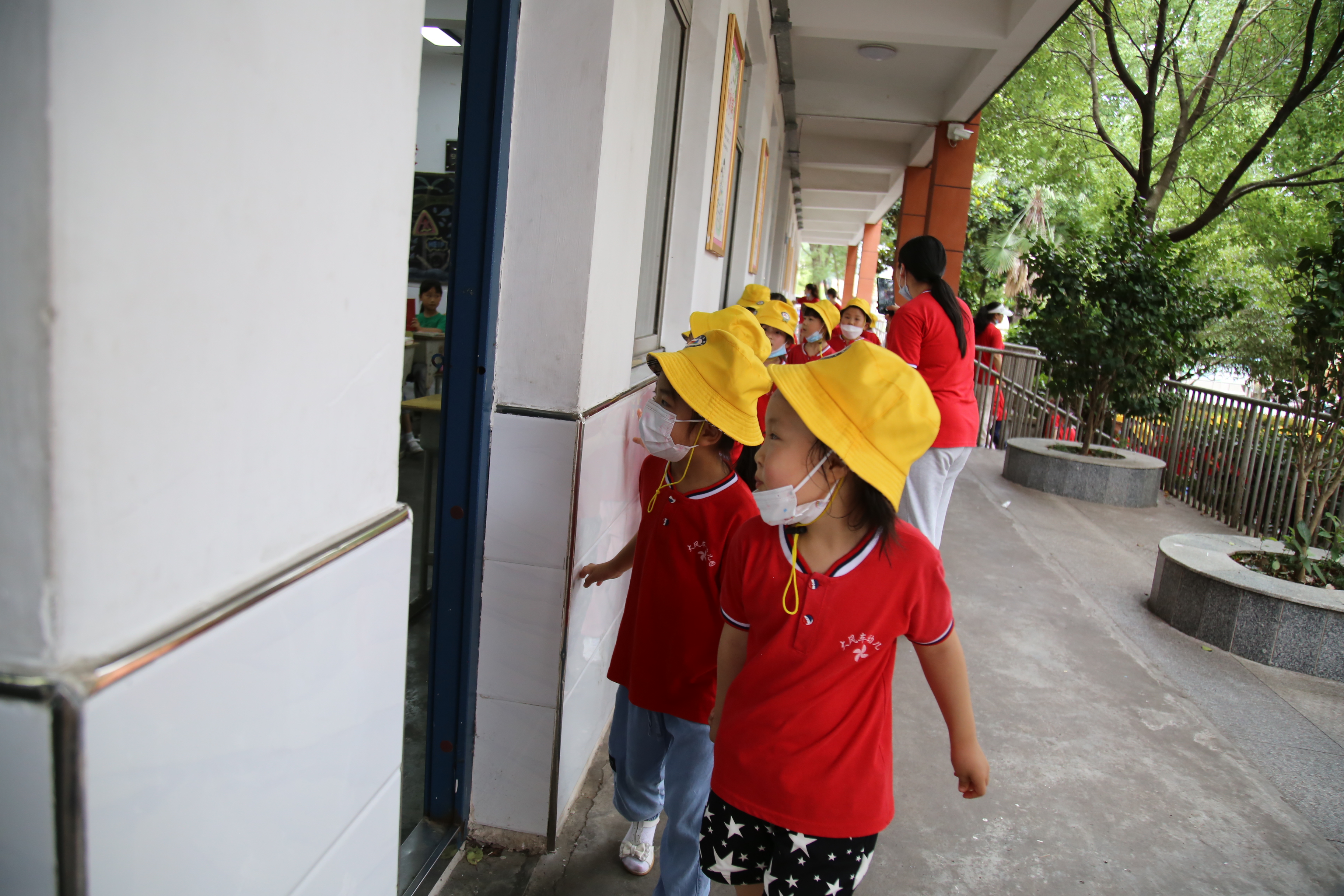 幼儿园孩子进东方红小学 体验小学生活