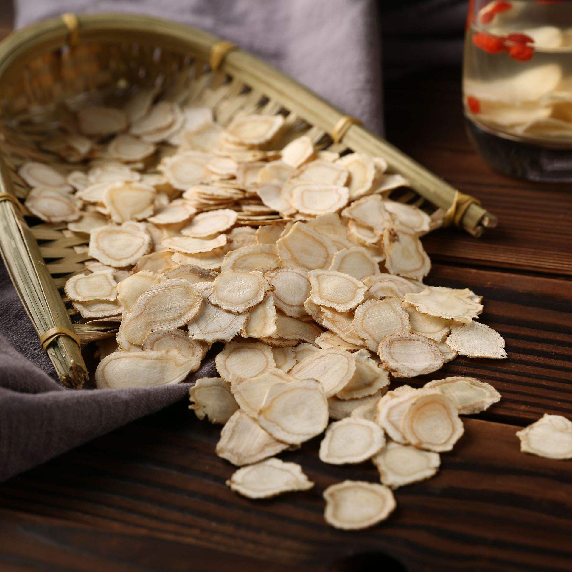 西洋参——阴虚有热的人吃它,滋阴润肺,帮助赶走亚健康状态