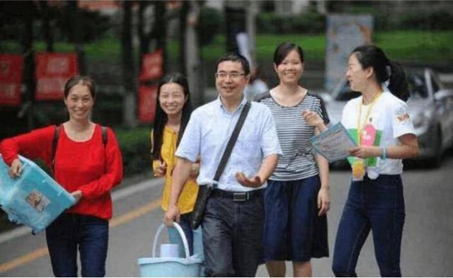 大学宿舍中，聪明的学生都会选择上铺，过来人告诉你原因