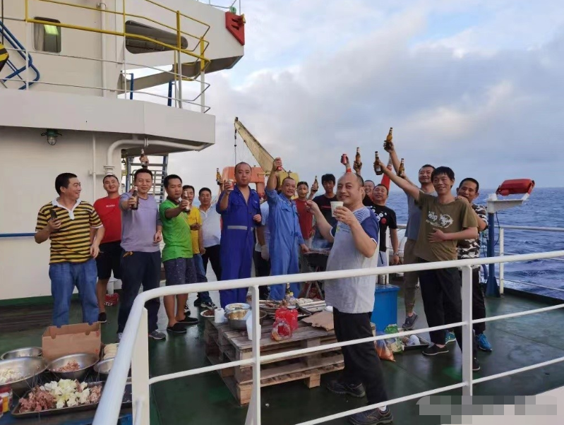 辽宁90后小伙做海员，月薪四万觉得不幸福，七年后选择七千的工作