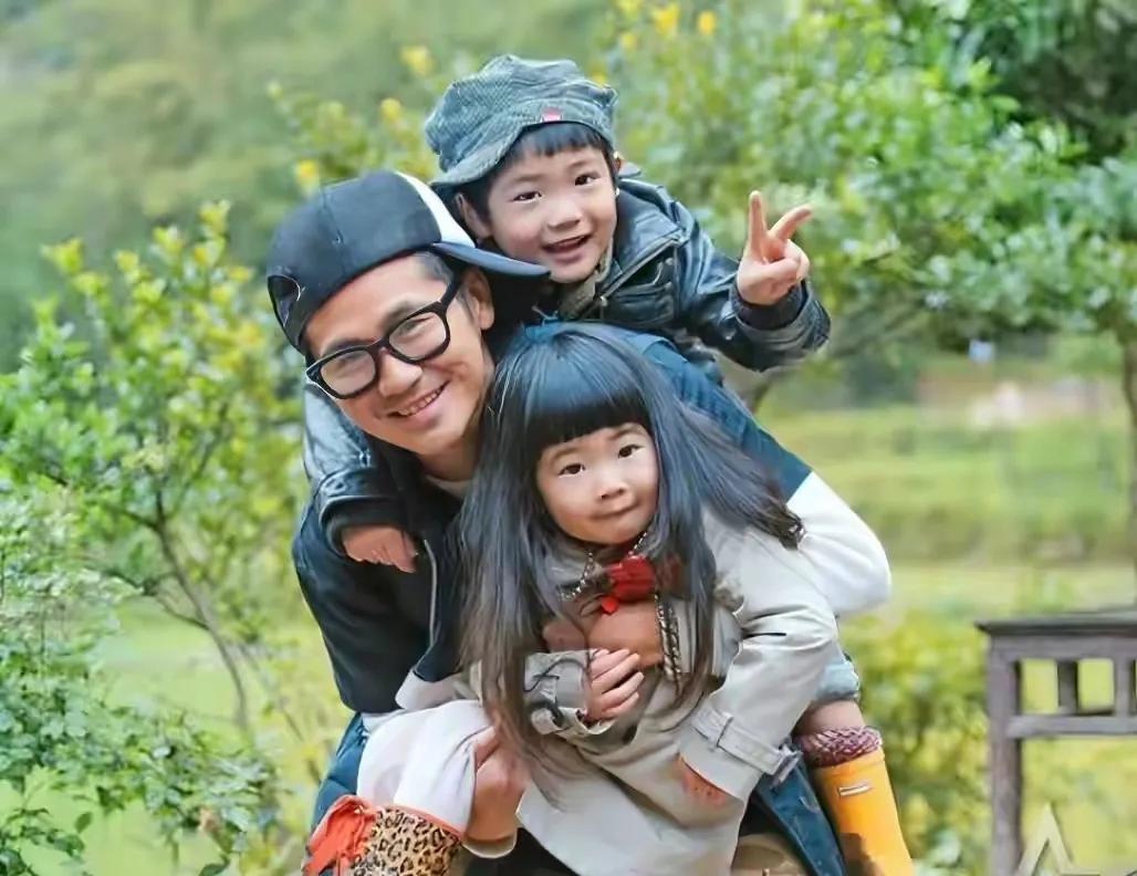 曹格老婆吴速玲，分享自己带孩子们，在海滩上游玩的照片。好美