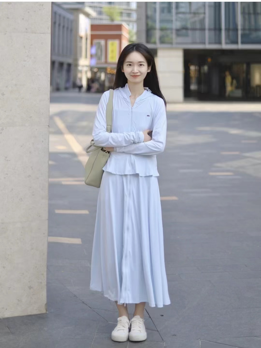 女生夏天适合穿什么颜色的衣服显白(夏天穿什么颜色的衣服显白 女生)