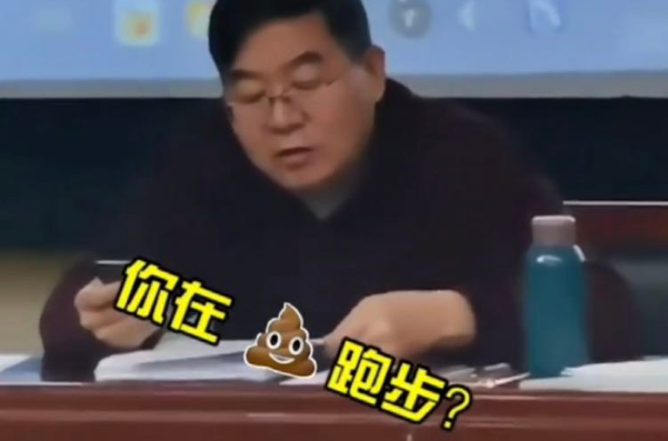甘肃一985大学男生，翘课被老师发现，师生对话引起其他学生爆笑