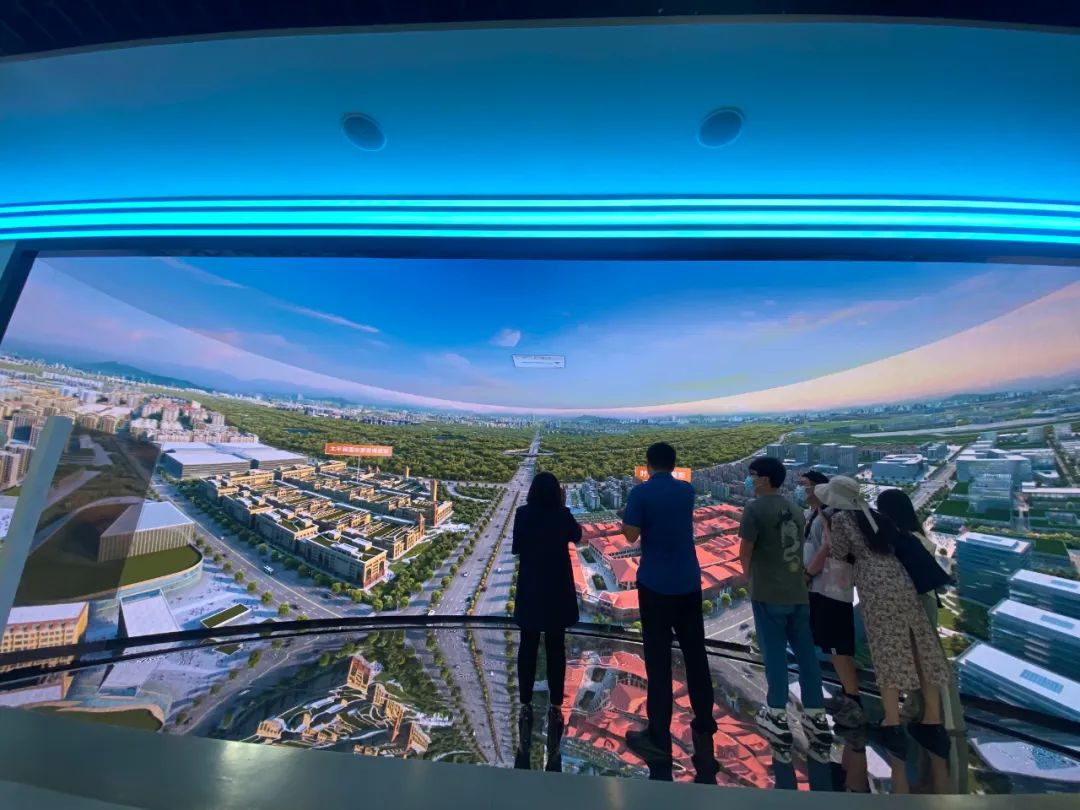 双流区实验小学外国语学校全体教师受邀到区融媒体中心参观学习