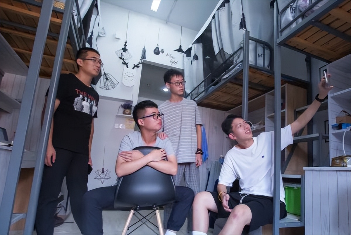 南开大学的宿舍超人性化，可以自选舍友，有结婚证就能住在一起