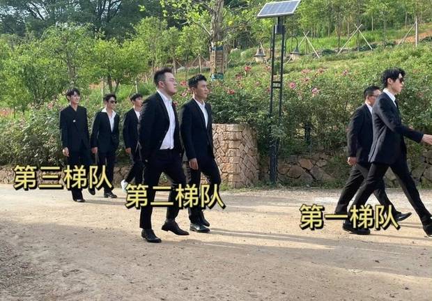 魏大勋杜淳综艺录制齐穿黑西装 武大靖穿白球鞋格格不入