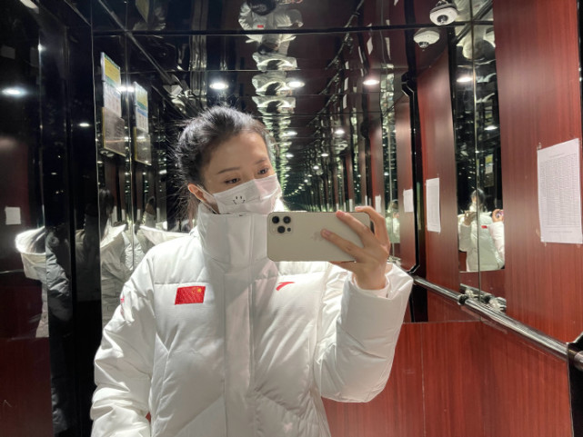 包文婧晒女儿近照，饺子涂口红托腮甜笑，颜值变化大越长越漂亮