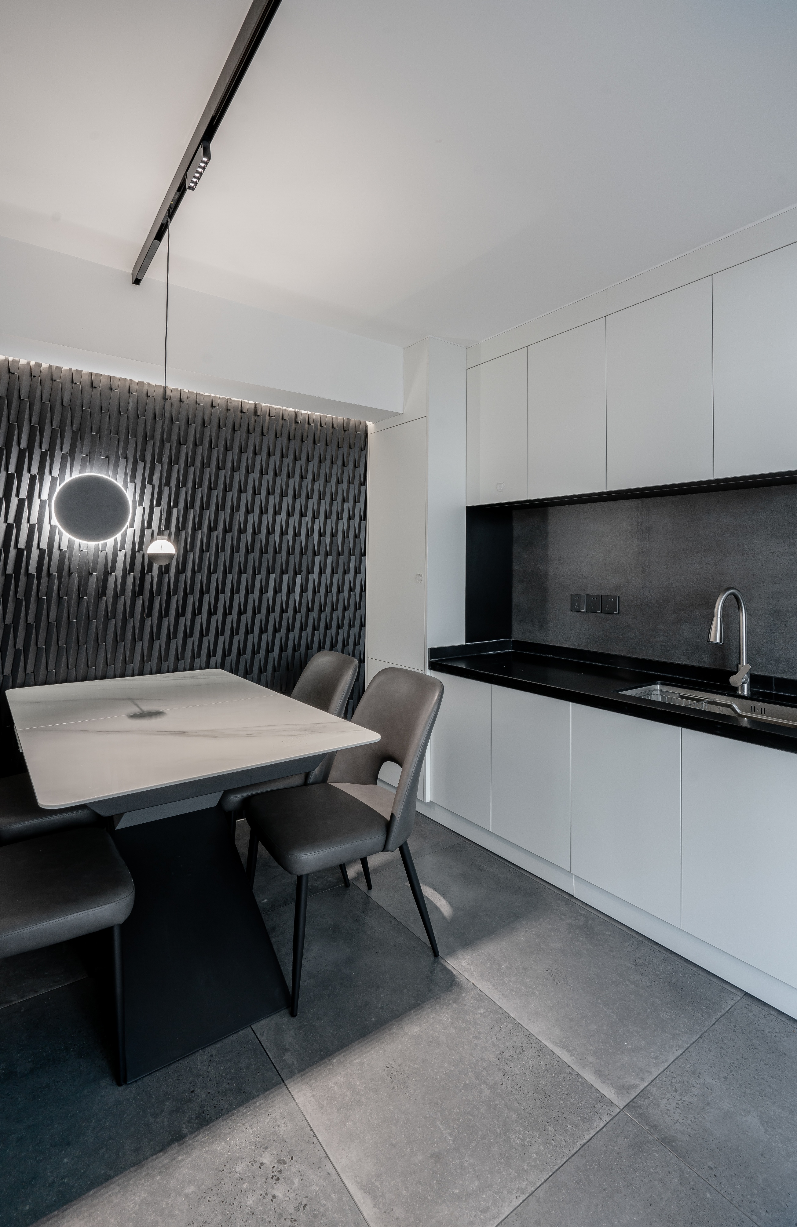 20年老房蜕变重生，为60+老夫妇打造黑白前卫家居