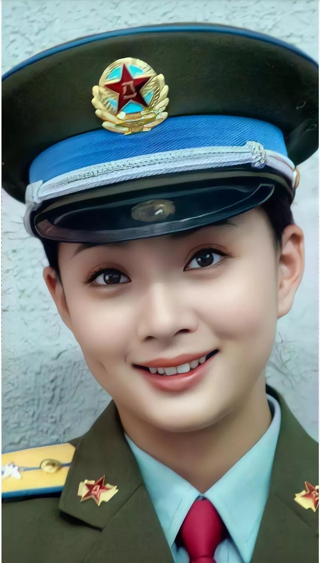 24明星军装女神美照，气质唯美，自信从容，美丽大方