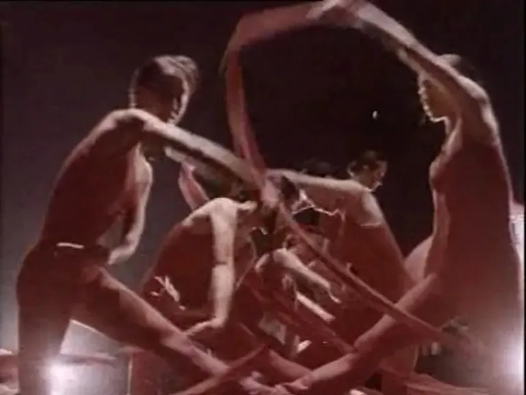 《摇滚青年》，其实是一个跳霹雳舞的青年，不过他的态度很摇滚