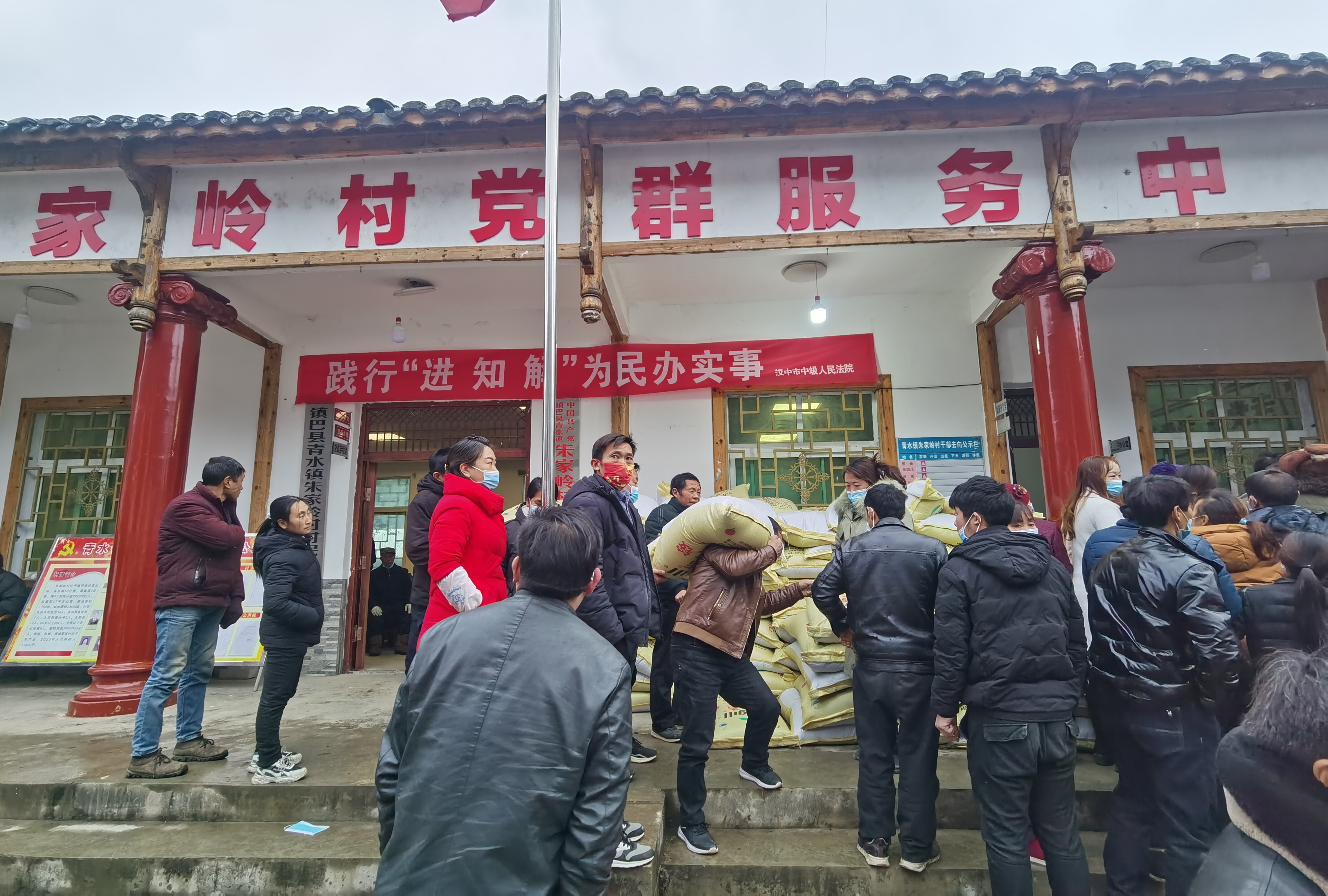汉中中院：捐赠化肥助春耕 精准帮扶显真情