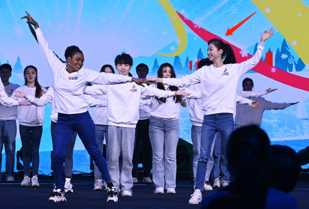 复旦大学“推免生”冯琳，跨年夜华丽亮相，网友却担心她树大招风