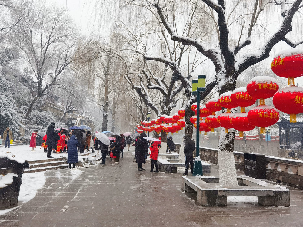 雪送祥瑞兆丰年：济南市民冒雪赏景