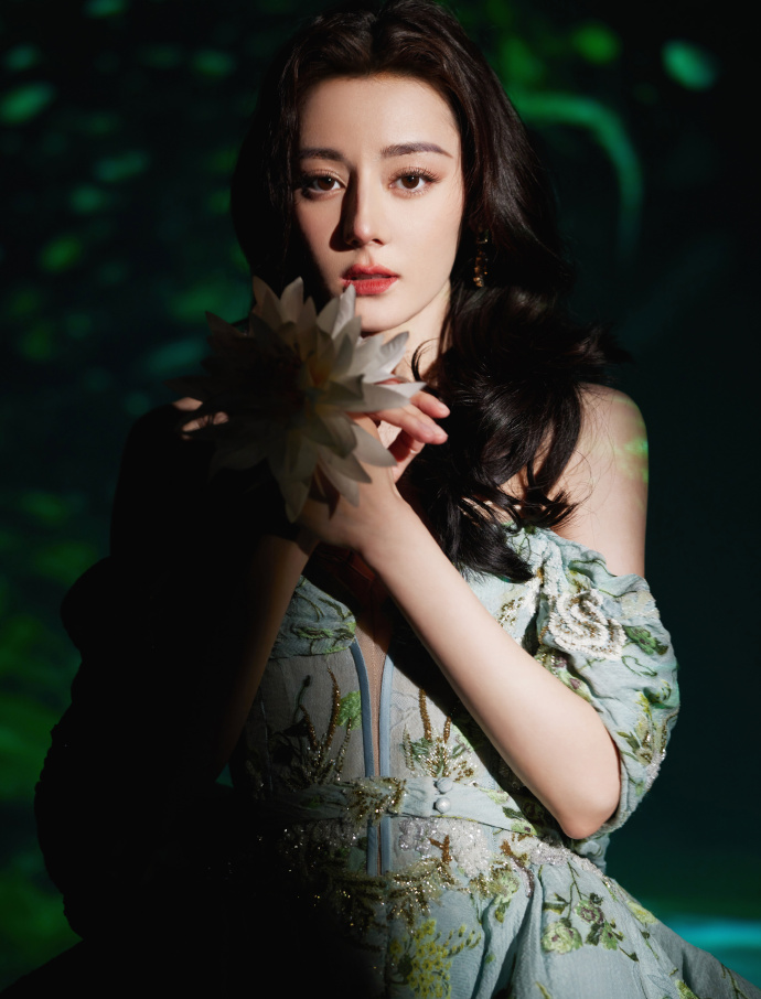 热巴新造型秀性感,工作室着急出图翻车,皮肤粗糙嘴巴起皮都没修