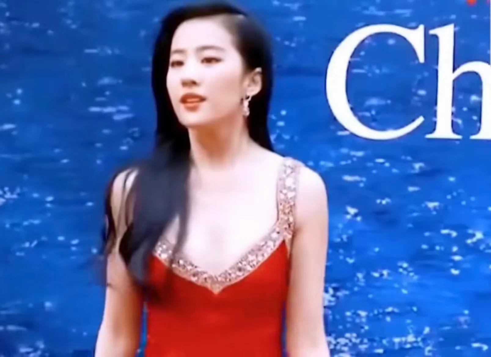 34岁的刘亦菲到底有多美，看呆台下一众明星