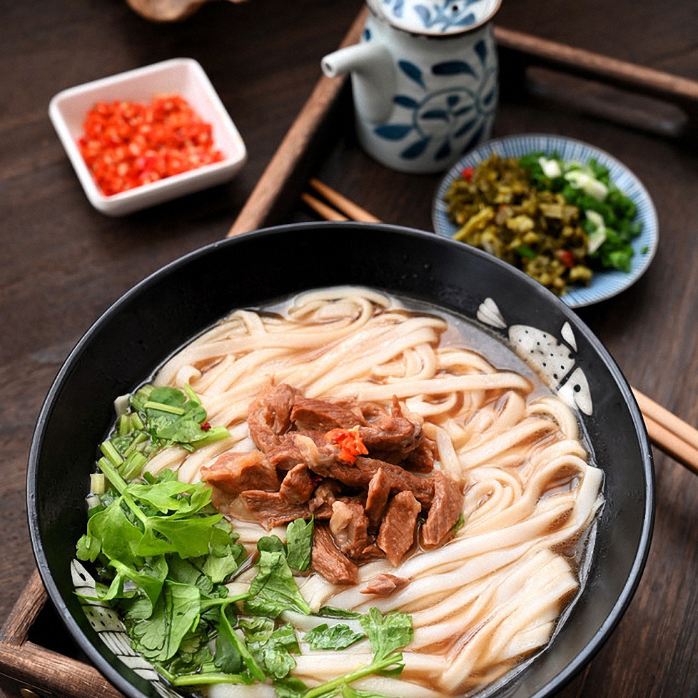 湖南常德红烧牛肉粉,湖南手工米粉,原汤肉丝粉,内容比较多,但非常详细