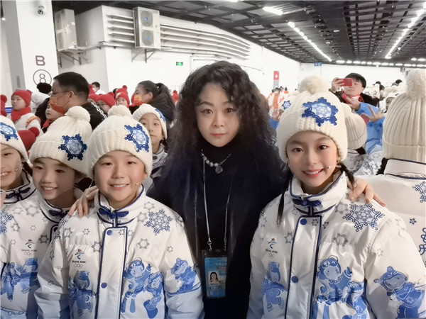 一起向未来!十佳设计师丁洁在鸟巢与孩子们“虎头虎脑”迎冬奥