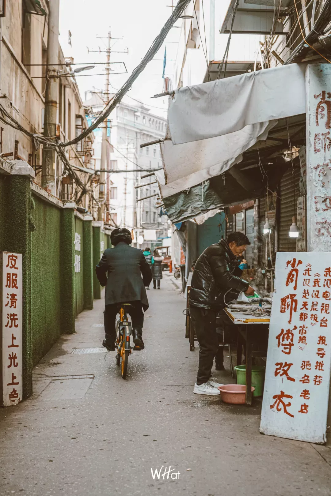 在武汉最繁华热闹的地段背后，有一条古老狭窄的小巷