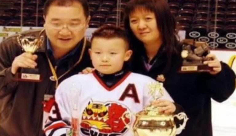 有人选择在娱乐圈硬混，有人选择保家卫国，同是星二代差距还挺大