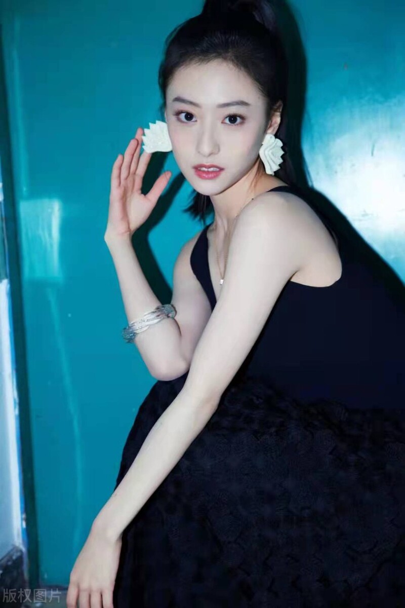 何美璇长得真精致,穿小黑裙秀玲珑曲线,"美人骨"意外撩人