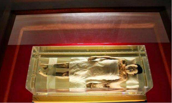 72年,长沙挖出2000年前不朽女尸,一小伙自告奋勇:我来主刀解剖