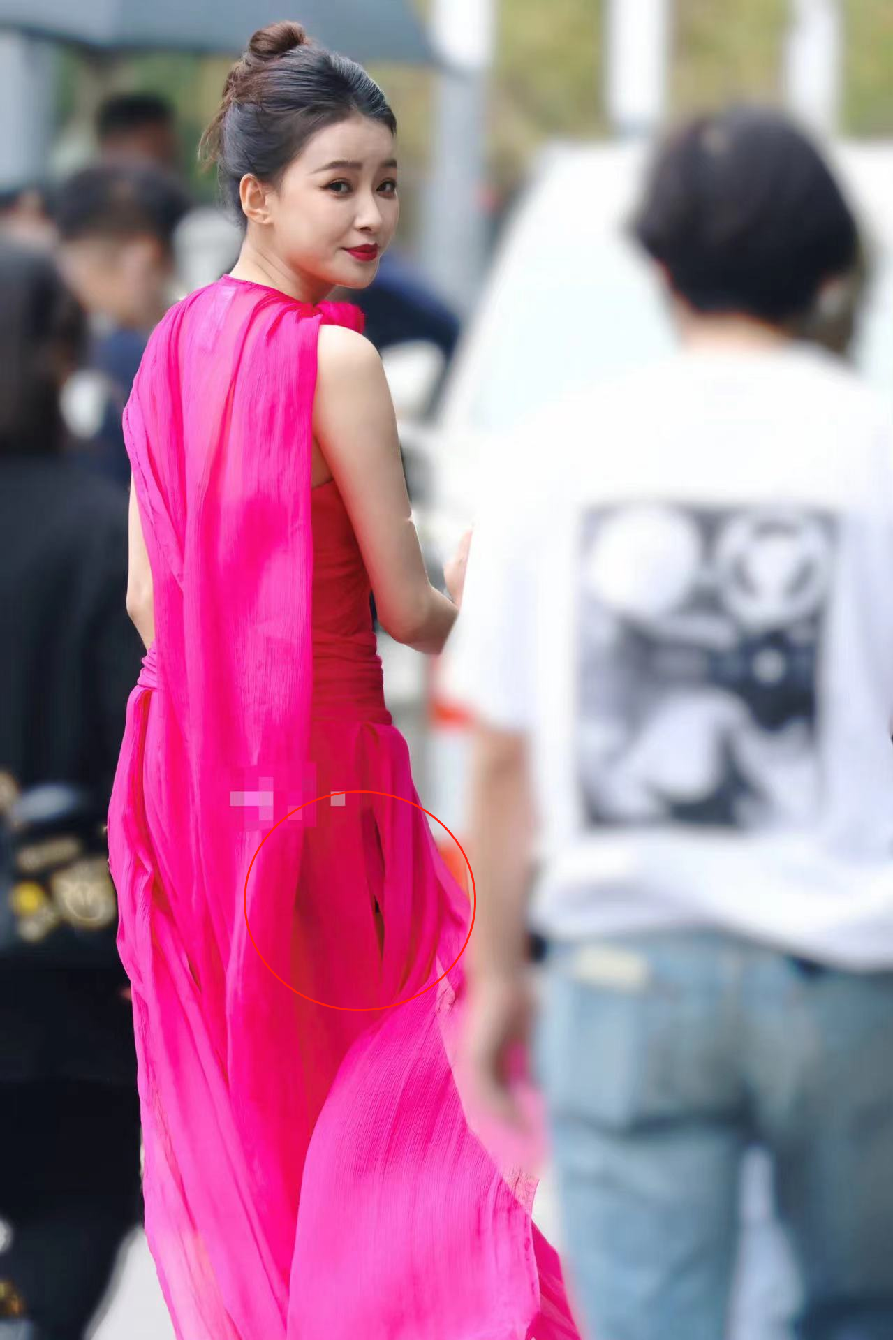 众女星活动生图:周冬雨戴55万珠宝,孙怡露安全裤,童瑶深v性感 - 114