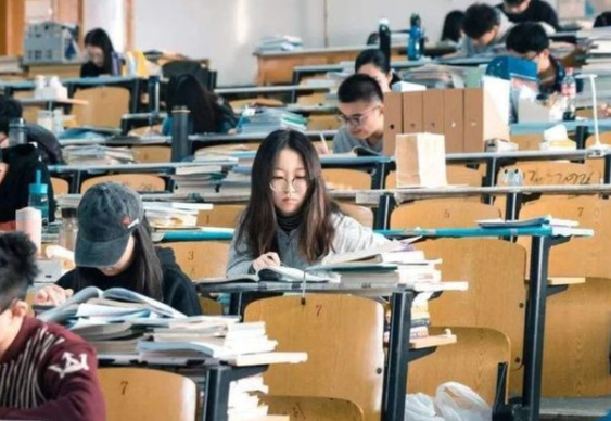 报考二本医学院前景怎么样？医生学姐表示：考生尽早了解少吃亏