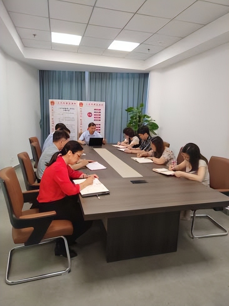 代表“亮”身份 群众浔无忧