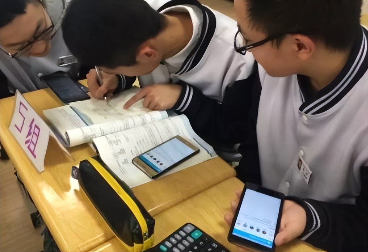 高考满分作文《一条信息》，揭露大学生就业难的原因，现实又扎心