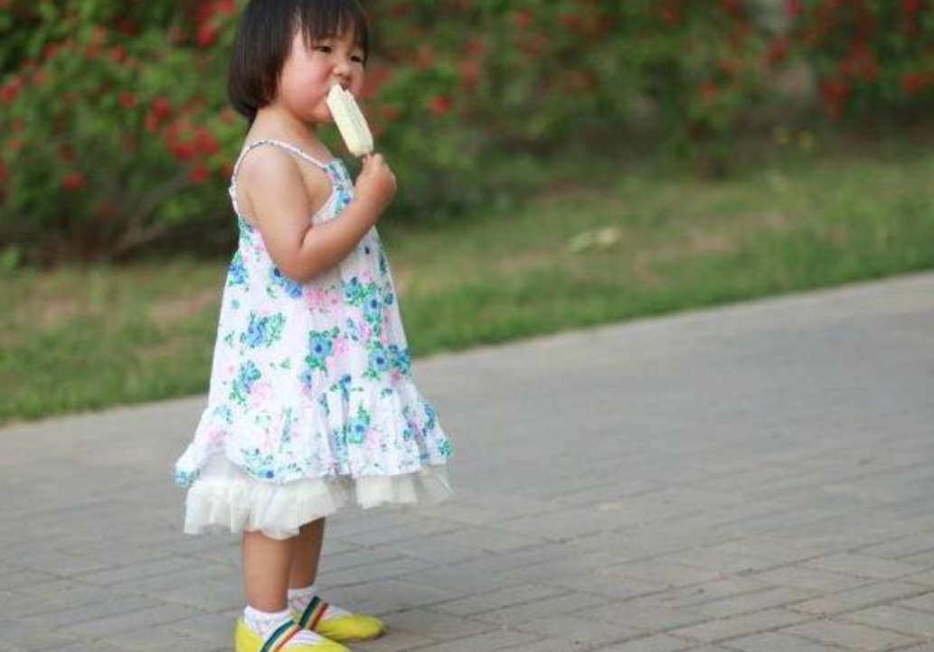 夏天给娃喝冷饮伤宝宝脾胃和肾气，摧残孩子？别再恐吓妈妈了