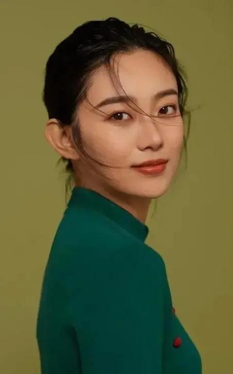 央视主持人李七月美照